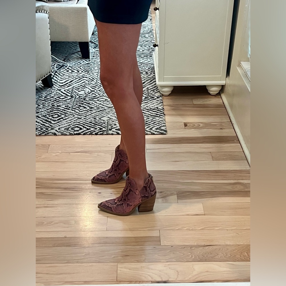 Vince Camuto Gigietta Snake print Booties - Picture 2 of 7